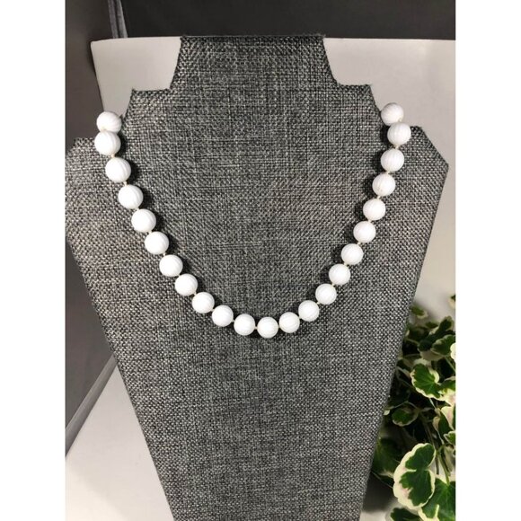 Vintage Trifari White Beaded Necklace 17 inch Ribbed Lucite 1950s Jewelry - Picture 9 of 11